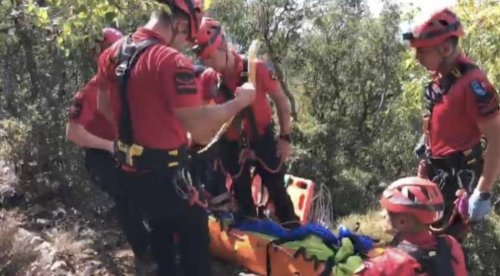 Yamaç paraşütü yapan Rus turist, kayalıklara düşüp öldü