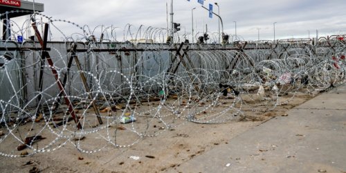 Polonya'dan, göçmen krizi için sınıra duvar örüyor