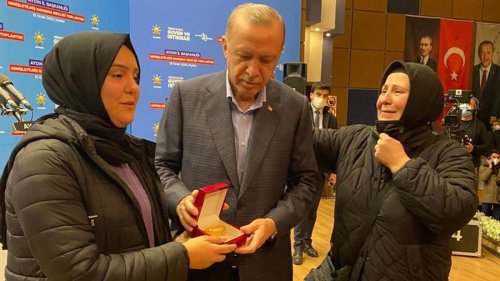 Cumhurbaşkanı Erdoğan, üniversite öğrencisine altın bilezik hediye etti