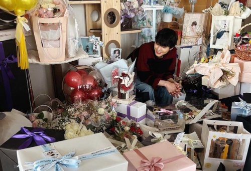 [HanCinema's News] Ahn Hyo-seop Thanks Fans for Birthday Presents