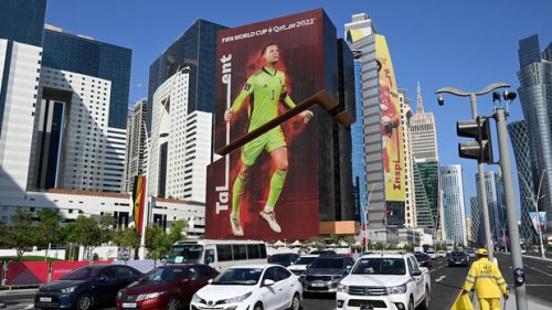 Niederländer versteigern WM-Trikots für Arbeitsmigranten – „Talent“ Neuer als überlebensgroße Werbefigur in Doha