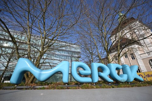 Merck senkt Jahresausblick wegen unsicherer Zollpolitik