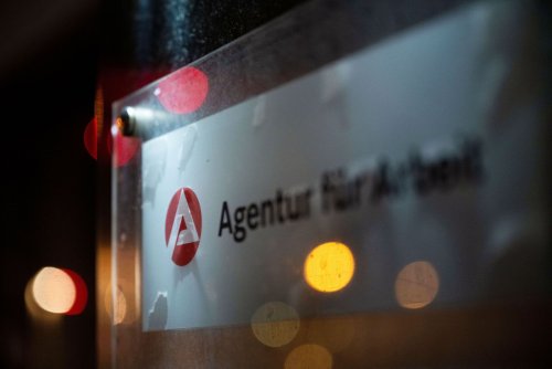 Zahl der Arbeitslosen fällt im April nur leicht