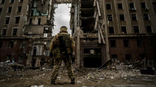 London: Russland baut Verteidigungsstellen an Grenze zu Ukraine – Merkel räumt Versäumnisse in der Russland-Politik ein