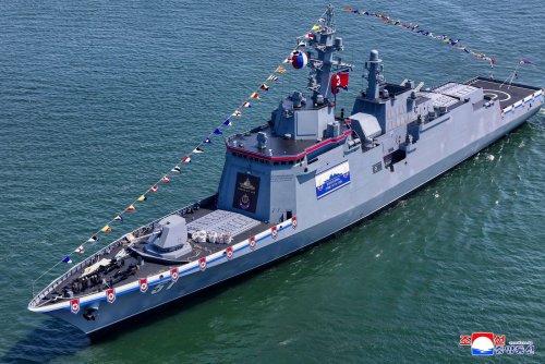 Nordkorea weiht neues 5000 Tonnen schweres Kriegsschiff ein