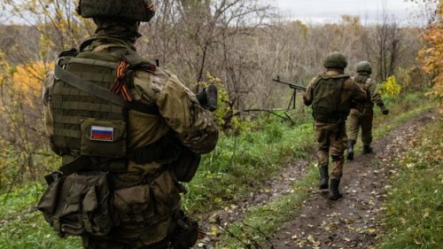 London: Russland verlegt Luftlandetruppen in Donbass – Von der Leyen: Bereiten neuntes Sanktionspaket vor