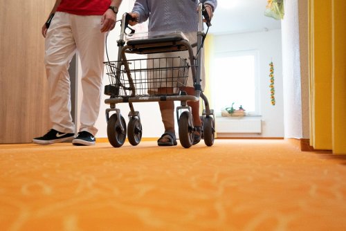 Pflegekosten steigen, doch Deutsche sorgen kaum privat vor