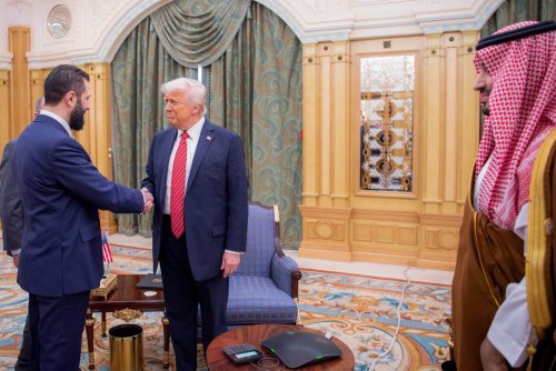Trump hebt Sanktionen auf und trifft Übergangspräsidenten