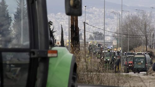 Griechische Bauern blockieren Athener Stadtzentrum mit Traktoren