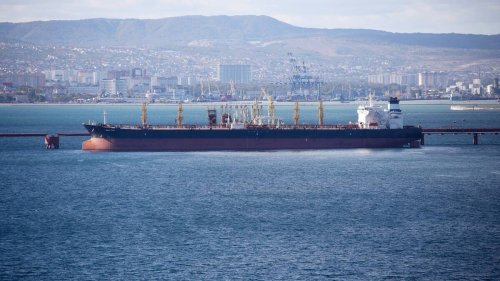 Sanktionen: Was Öl-Embargo und Preisdeckel für den Preis des wichtigsten Rohstoffes bedeuten