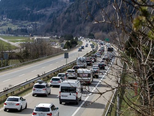 Rückreiseverkehr führt zu langem Stau vor Gotthard-Südportal