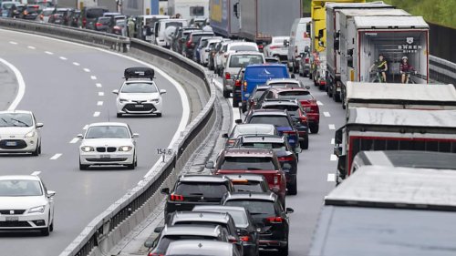 12 Kilometer Stau vor dem Gotthard Nordportal