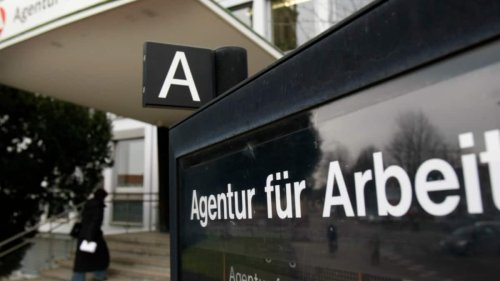 Zahl der Arbeitslosen in Deutschland sinkt im März leicht