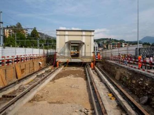600-Tonnen-Bahnhofsgebäude in Lugano TI um 40 Meter verschoben