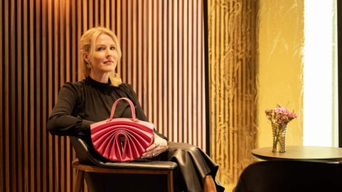Ihre Skulptur-Taschen spielen in «Emily in Paris» mit