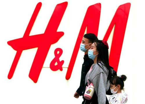 H&M schliesst die wichtigste Filiale in Shanghai wegen Covid und Uiguren