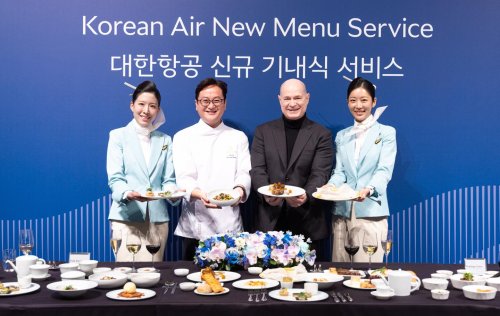 대한항공, 다채로운 요리에 우아함 더한 ‘하늘 위 파인 다이닝’ | 한국일보