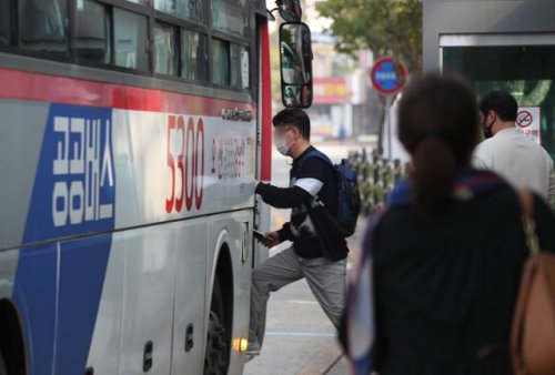 경기도 버스노사 협상 타결 '총파업 철회'... 승차하는 시민들