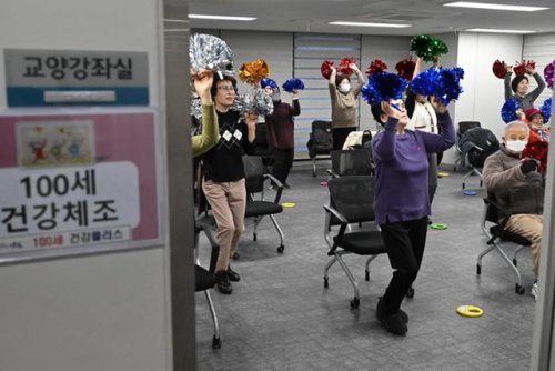 밥 주고, 놀아주고, 돌봐주고... 효자 된 '실버타운' 가보니 | 한국일보