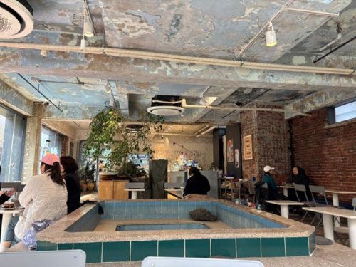 온탕 보며 커피 한잔할래요?... 추억의 맛 '목욕탕 뉴트로' | 한국일보