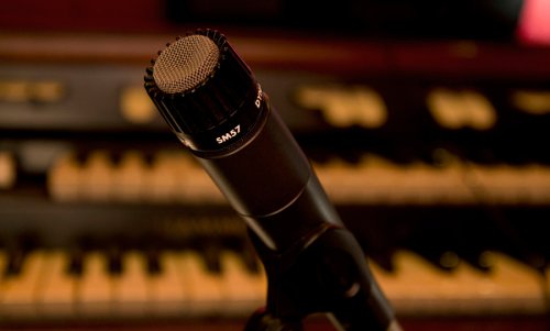 Shure: microphone icons of the stage and studio