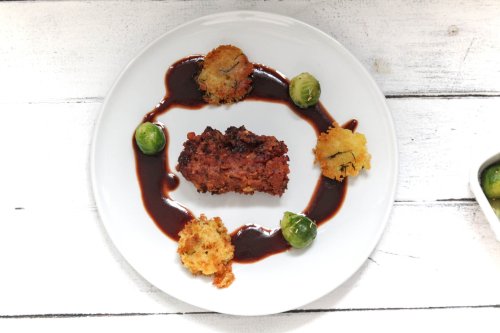 Festlicher veganer Linsenbraten mit Glühweinjus, Kartoffeltaler und |