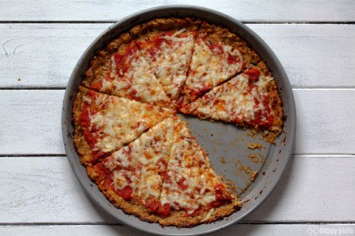 Vegetarische Blumenkohlpizza mit Tomate und Käse - ohne Gluten |