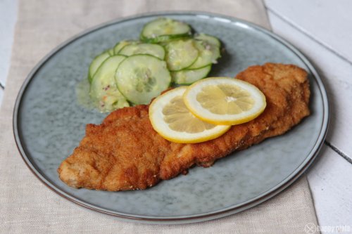 Das perfekte Wiener Schnitzel mit Gurkensalat und Kartoffelvinaigrette