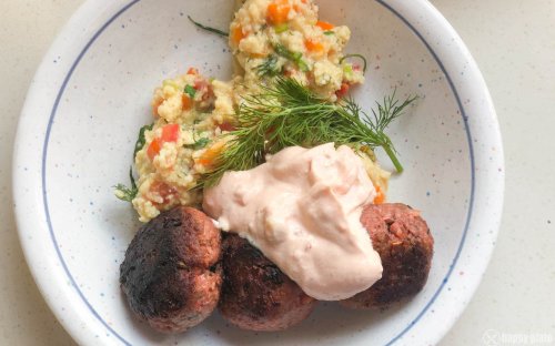 Vegane Köfte aus veganem Hack mit Hirsesalat | happy plate