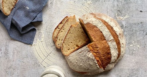Saftiges Quarkbrot mit Magerquark, Balsamico und Mehl