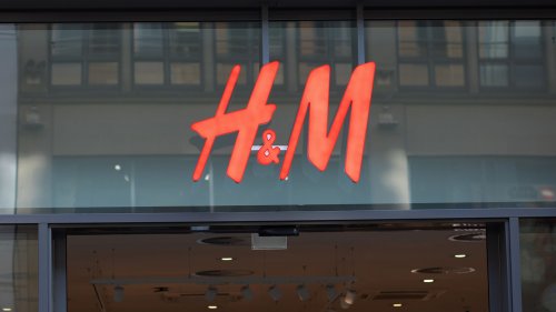 Wir sind uns sicher: Das „Knoten“-Kleid von H&M ist der eleganteste Sommer-Trend 2025