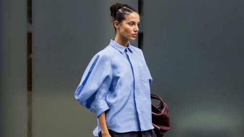 Trend-Basic: So kombiniert man blaue Hemden im Sommer 2025 modern