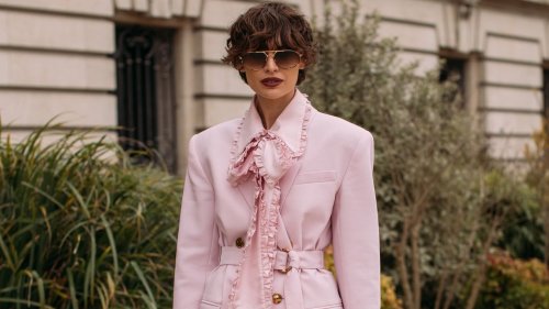 Sommer 2025: Modische Pariserinnen LIEBEN den Cotton-Candy-Chic-Blazer von Zara