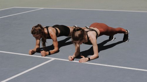 Statt normale Planks: Diese Übung für einen flachen Bauch ist doppelt so effektiv