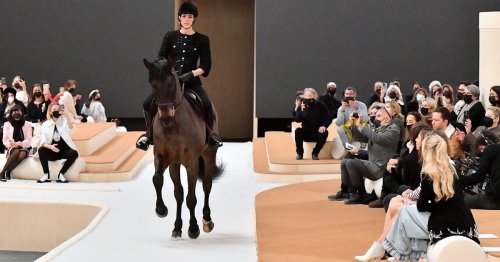 Chanel Haute Couture: Charlotte Casiraghi eröffnete hoch zu Pferde eine Show, die von Leichtigkeit und Frische zeugt