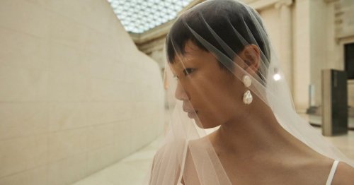 Retro-Schmuck: „The Crown“ bringt Lady Dianas Perlen-Ohrringe als Accessoire-Trend 2022 zurück