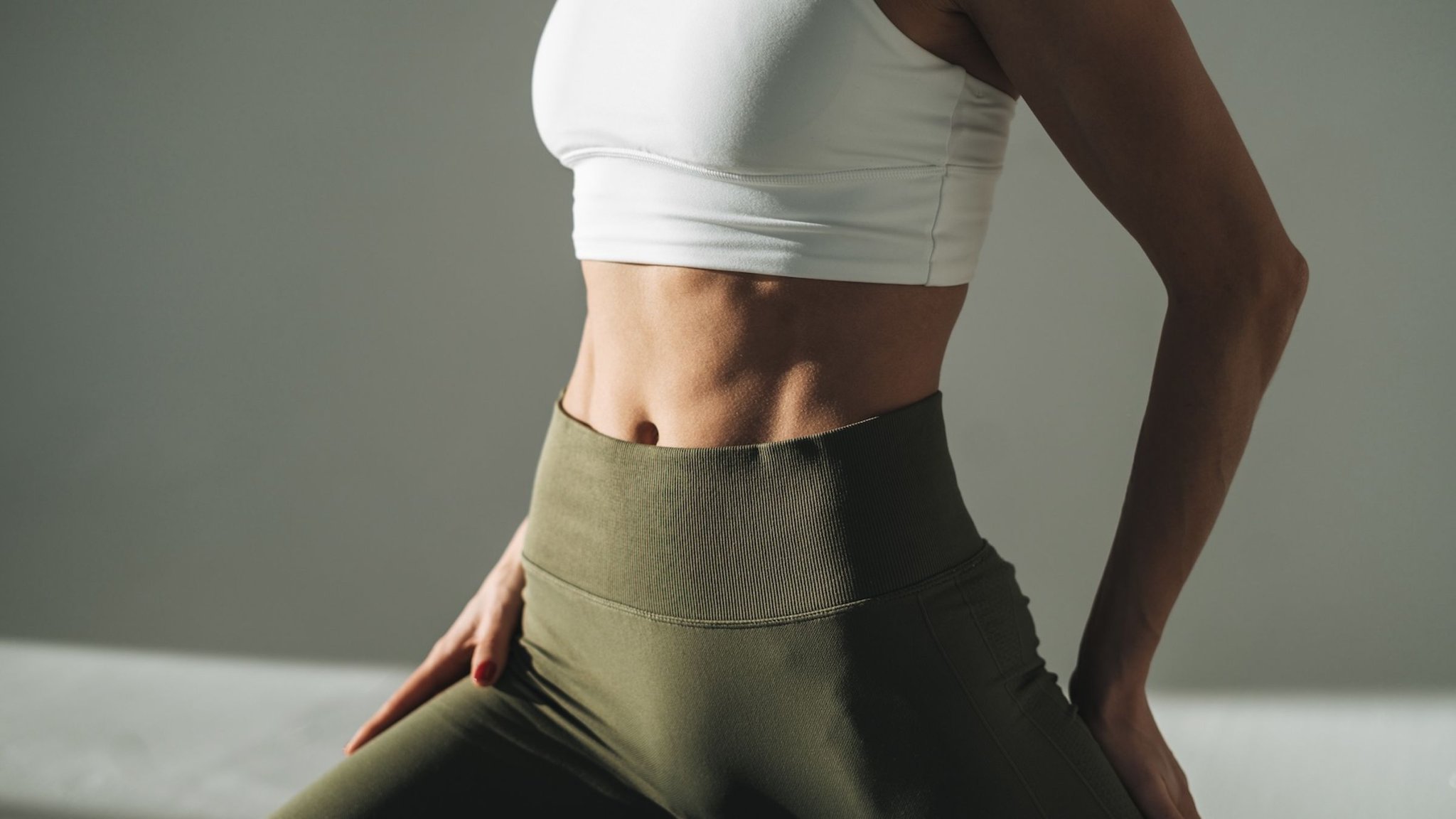 Statt klassischer Sit-ups! Diese 3 Übungen straffen die Bauchdecke wirklich
