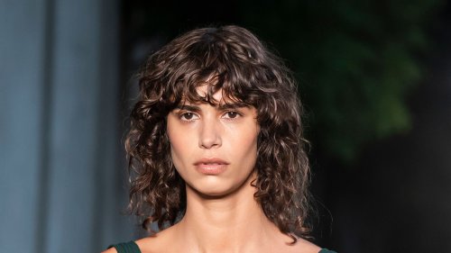 Curly Bangs: 5 Styling-Tipps für den lockigen Pony