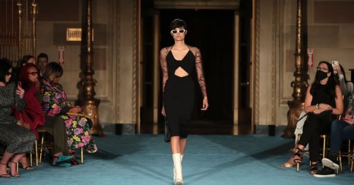 Mode-Trend für Minimalist:innen: Schwarze Sommerkleider vereinen für 2022 Eleganz und Leichtigkeit
