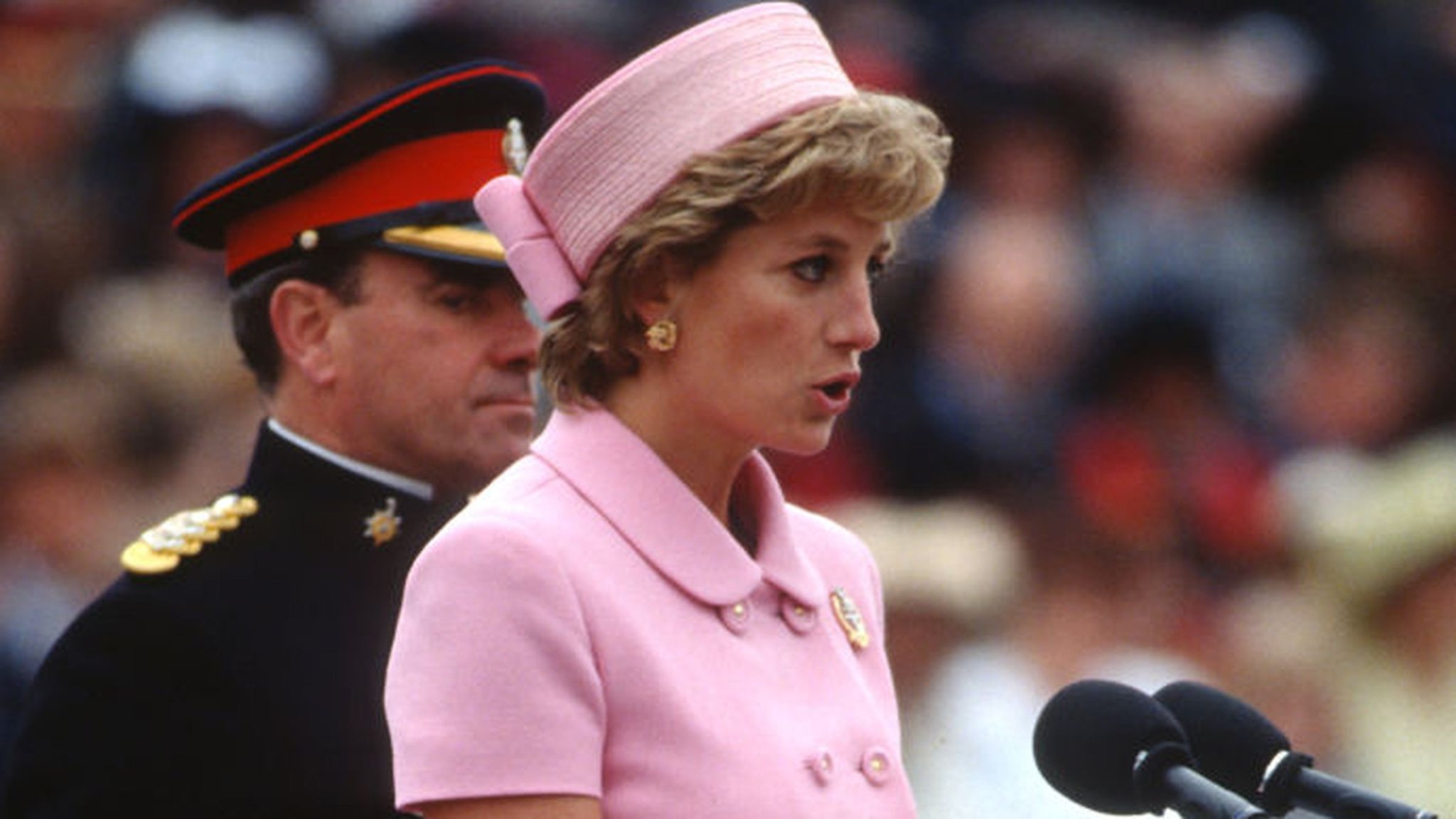 Lady Di und Jackie Kennedy hätten sie geliebt: Diese Zara-Weste erinnert an die Stilikonen