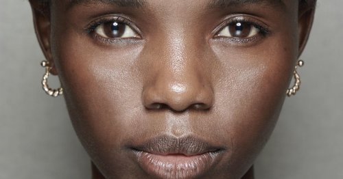 Unser Testsieger: Das einzige Wimpernserum, das trotz Kontaktlinsen nicht brennt