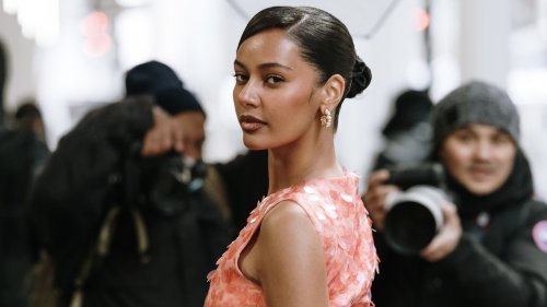 Knallig, aber so elegant! Dieses Hingucker-Kleid gibt es im Sommer 2025 bei Cos