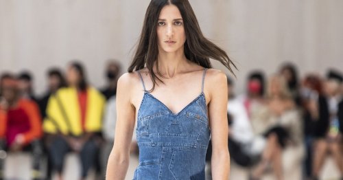 Abwechslung gesucht? Das Jeanskleid ist als Mode-Trend im Sommer 2022 die aufregende Alternative zur Denimhose