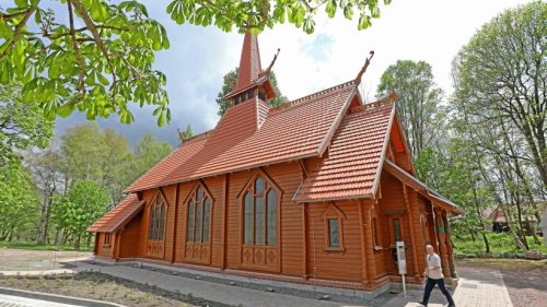 Umzug vom Wald ins Dorf: Stabkirche Stiege wird eingeweiht