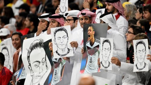 WM: Fans zeigen Özil-Fotos - was dahinterstecken könnte