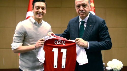 Mesut Özil teilt nach Wahlsieg erneut Foto mit Erdogan