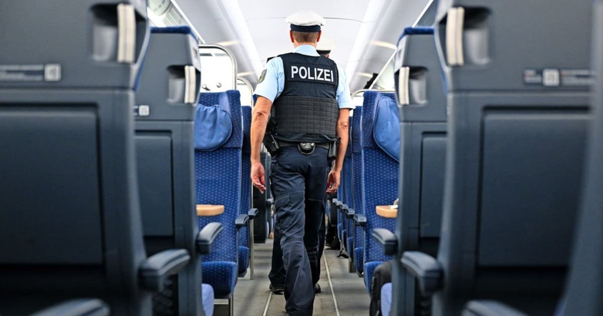 Im Zug von Hannover nach Bremen: Mann belästigt drei junge Frauen