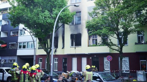 Berliner Mietshaus in Flammen: Frau will sich über Leiter retten