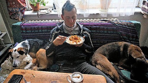 Neue Fotos: Ex-RAF-Terrorist Burkhard Garweg mit Hunden auf dem Sofa