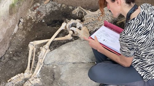 Archäologen entdecken drei Skelette in versunkener Römer-Stadt Pompeji